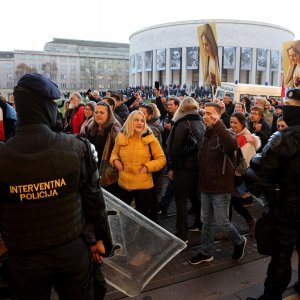 Policija osigurava prosvjed protiv covid potvrda