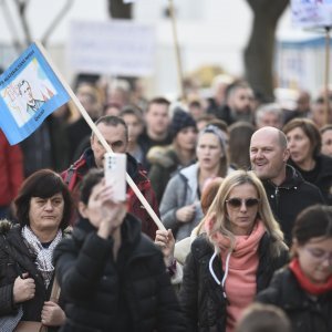 Kolona prosvjednika protiv covid potvrda s Trga Francuske republike