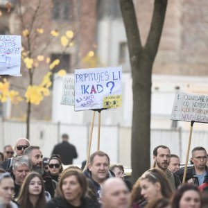 Prosvjednici protiv covid potvrda krenuli s Trga Francuske Republike prema Trgu bana Jelačića