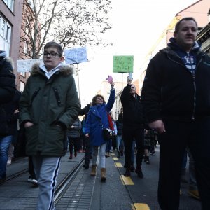 Prosvjednici protiv covid potvrda krenuli s Trga Francuske Republike prema Trgu bana Jelačića