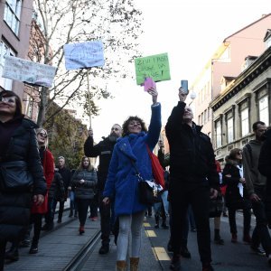 Prosvjednici protiv covid potvrda krenuli s Trga Francuske Republike prema Trgu bana Jelačića