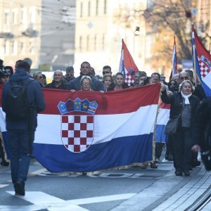 Prosvjednici protiv covid potvrda krenuli s Trga Francuske Republike prema Trgu bana Jelačića