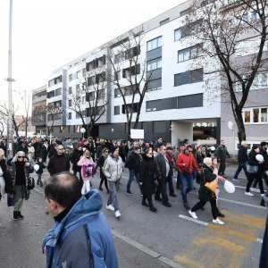 Prosvjednici protiv covid potvrda krenuli s Trga Francuske Republike prema Trgu bana Jelačića