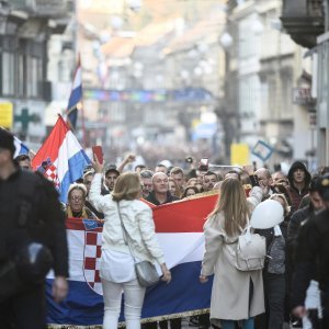 Prosvjednici protiv covid potvrda krenuli s Trga Francuske Republike prema Trgu bana Jelačića