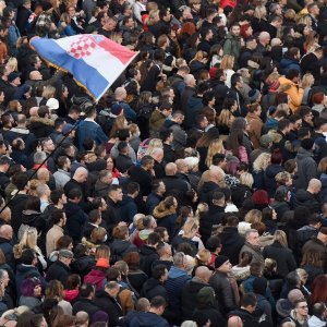 Prosvjednici protiv covid potvrda na Trgu bana Jelačića