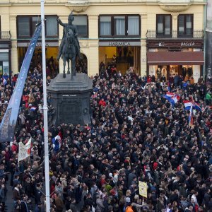 Prosvjednici protiv covid potvrda na Trgu bana Jelačića