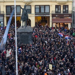 Prosvjednici protiv covid potvrda na Trgu bana Jelačića