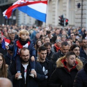 Prosvjednici protiv covid potvrda na Trgu bana Jelačića