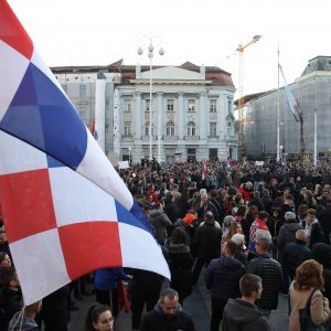 Prosvjednici protiv covid potvrda na Trgu bana Jelačića