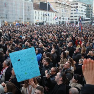 Prosvjednici protiv covid potvrda na Trgu bana Jelačića