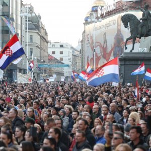 Prosvjednici protiv covid potvrda na Trgu bana Jelačića