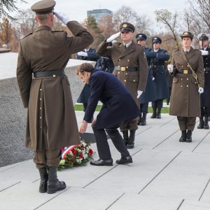 Macron prvi strani državnik koji je položio vijence kod Spomenika domovini