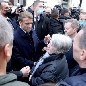 Macron se prilikom šetnje Gornjim gradom sreo s majkom Jeana-Michela Nicoliera