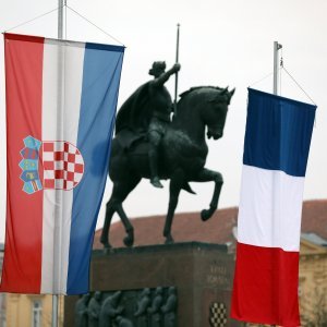 Francuska zastava na Tomislavovu trgu u čast posjeta francuskog predsjednika