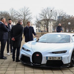 Emmanuel Macron i Andrej Plenković razgledavaju Bugatti Chiron