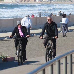 Pierce Brosnan u vožnji bicikla sa suprugom