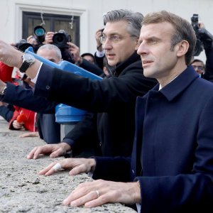 Andrej Plenković i Emmanuel Macron gledaju zrakoplove Rafale