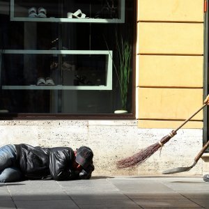 Muškarac u centru Zagreba spava na ulici