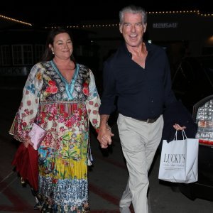 Pierce Brosnan i Keely Shaye Smith