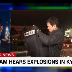 Pogledajte trenutak kada je u TV programu uživo Rusija napala Ukrajinu, a novinar CNN-a obukao pancirku i kacigu