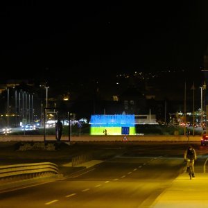 Vukovarski toranj i fontane u bojama Ukrajine