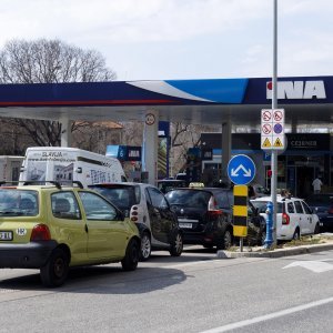 Gužve na benzinskim postajama u Splitu