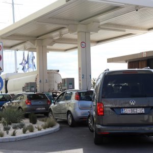 Gužve na benzinskim postajama u Šibeniku