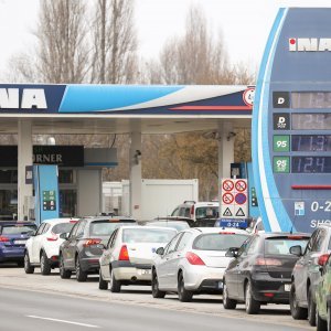 Gužve na benzinskim postajama u Zagrebu