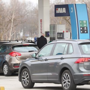 Gužve na benzinskim postajama u Zagrebu