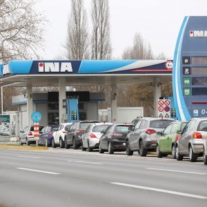 Gužve na benzinskim postajama u Zagrebu