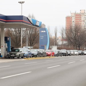 Gužve na benzinskim postajama u Zagrebu