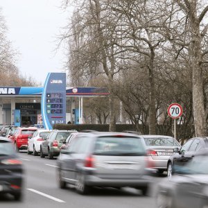 Gužve na benzinskim postajama u Zagrebu