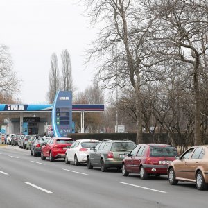 Gužve na benzinskim postajama u Zagrebu