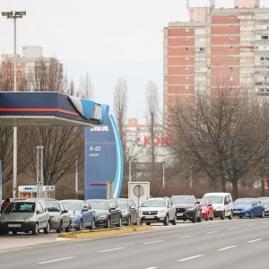 Gužve na benzinskim postajama u Zagrebu