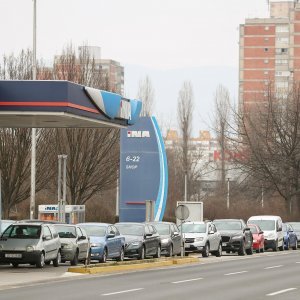 Gužve na benzinskim postajama u Zagrebu