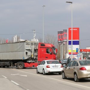 Gužve na benzinskim postajama u Zagrebu