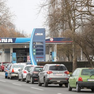 Gužve na benzinskim postajama u Zagrebu