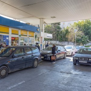 Gužve na benzinskim postajama u Puli