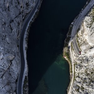 Omiš: Pogled iz zraka na početak gradnje najkompleksnijeg i najspektakularnijeg mosta u Hrvatskoj