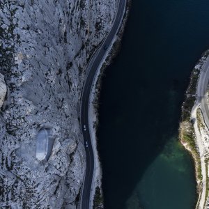 Omiš: Pogled iz zraka na početak gradnje najkompleksnijeg i najspektakularnijeg mosta u Hrvatskoj