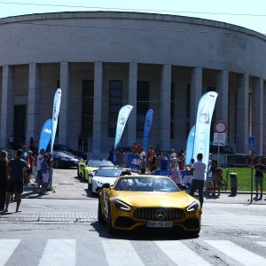 Karavana Pink Wing ispred Meštrovićeva paviljona