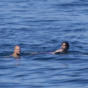 Woody Harrelson istuširao Sachu Baron Cohena nakon kupanja, Lars Ulrich odlučio se samo na plivanje