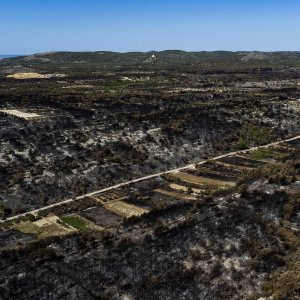 Opožareno područje Rasline i Zatona kod Šibenika snimljeno iz zraka