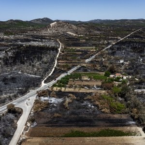 Opožareno područje Rasline i Zatona kod Šibenika snimljeno iz zraka