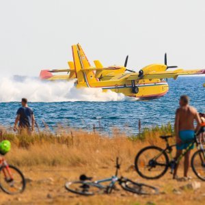 Kanader gasi požar kod Umaga