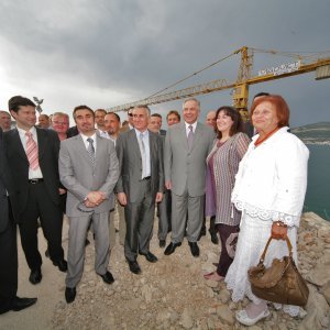 Tadašnji premijer Ivo Sanader na gradilištu Pelješkog mosta 2009.