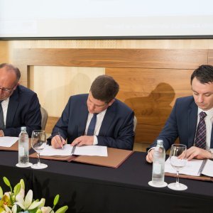 Josip Škorić, Oleg Butković i Tomislav Petric u lipnju 2017. potpisuju ugovor o financiranju Pelješkog mosta