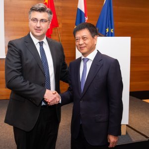 Andrej Plenković i predstavnik kineskih izvođača radova China Bridge Corporationa Zhang Xiaoyuan na potpisivanju ugovora u travnju 2018.