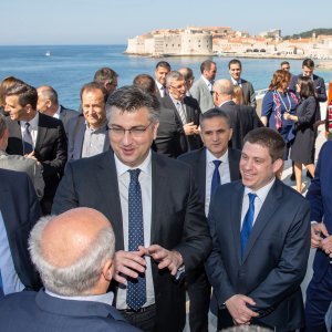 Josip Škorić, Nikola Dobroslavić, Andrej Plenković, Goran Marić, Oleg Butković i Oliver Kumrić na potpisivanju ugovora o financiranju mosta u Dubrovniku