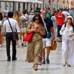 Moda na Stradunu u špici sezone